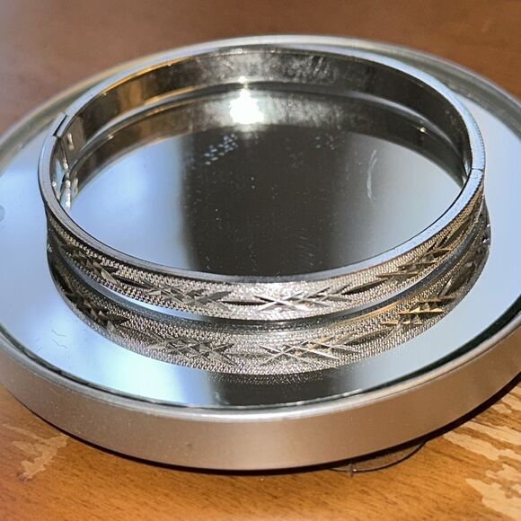 Vintage silver tone etched hinged bangle bracelet - Picture 4 of 5
